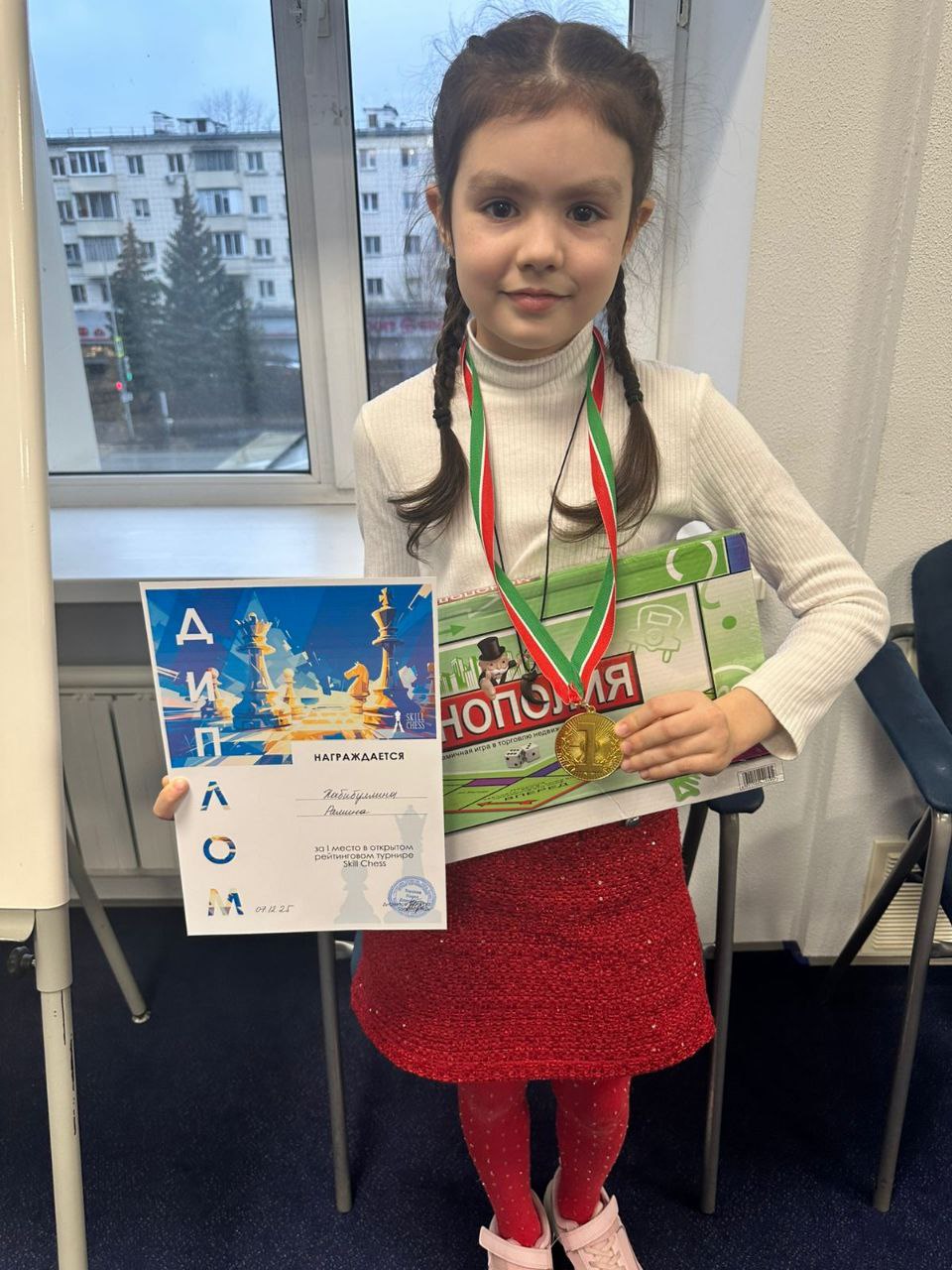 Ученица с медалью и дипломом