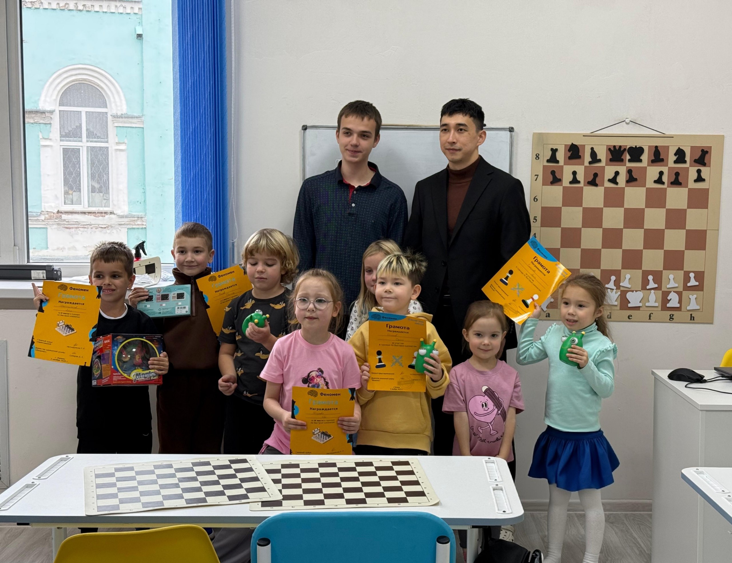 Ученики школы Феномен с дипломами на турнире, ноябрь 2025