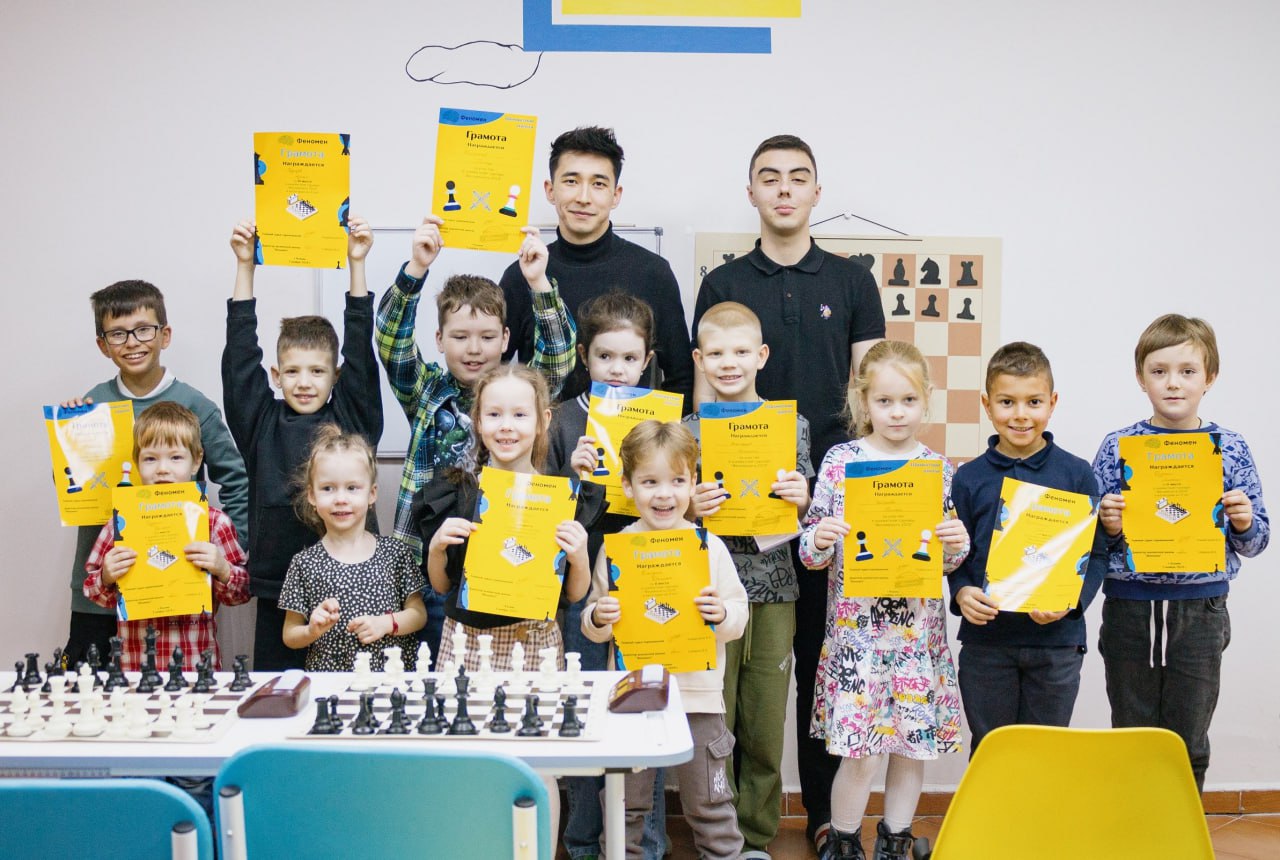 Группа учеников с дипломами и тренерами, ноябрь 2024