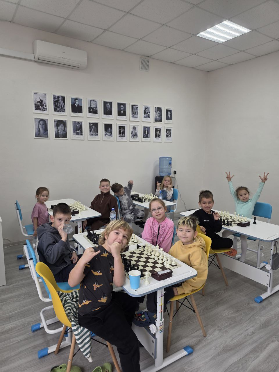 Дети играют шахматные партии на игровом дне в школе Феномен